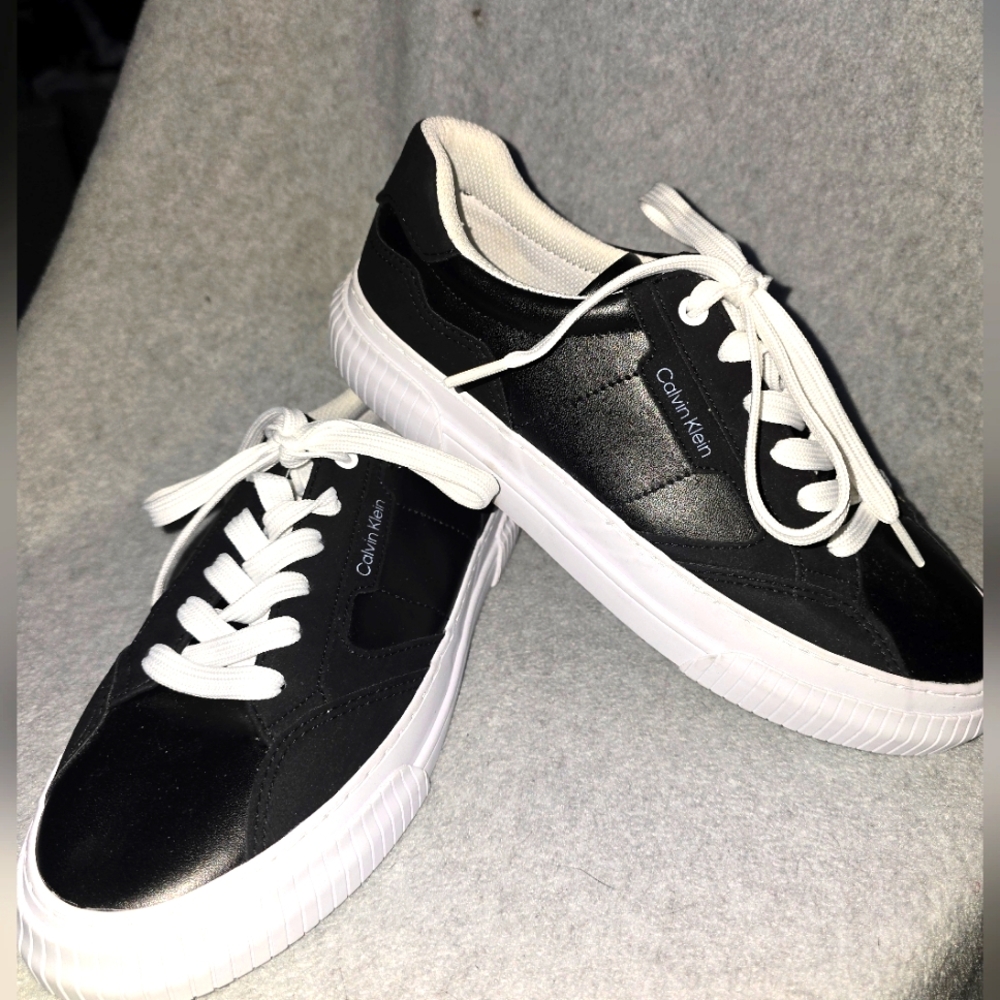 NWT Calvin Klein Women's Gabbin in Black/Black